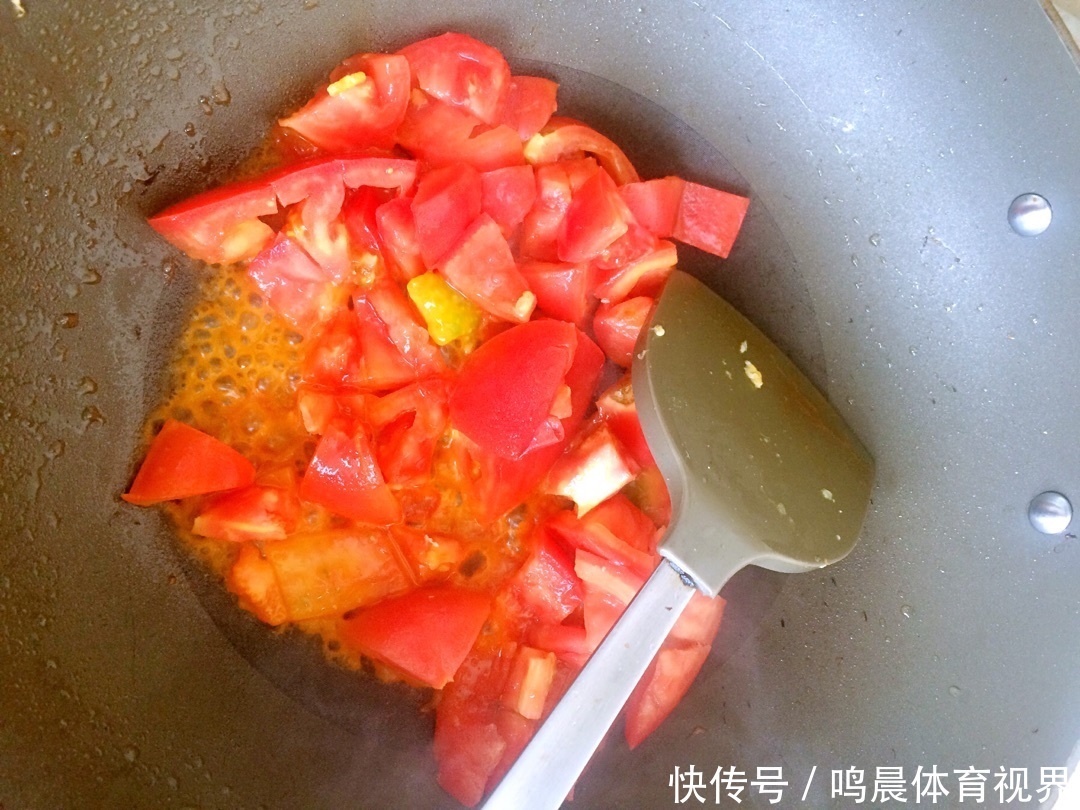 西红柿炒鸡蛋,大部分人少了重要一步,老师傅教你正确做法