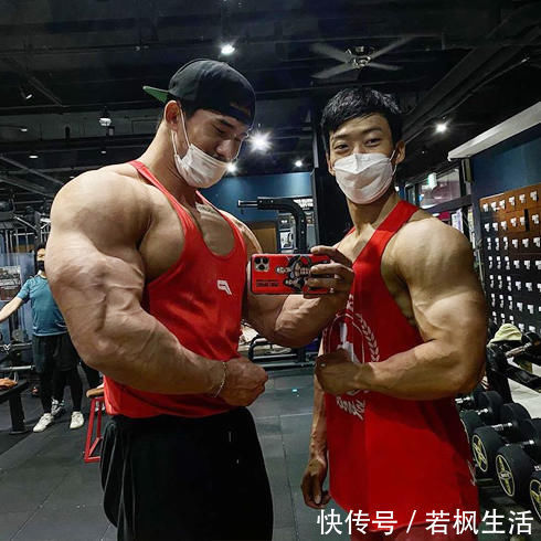 视觉效果|十年打造巨兽般的身材，体重105公斤，背阔肌与腰的比例极其夸张