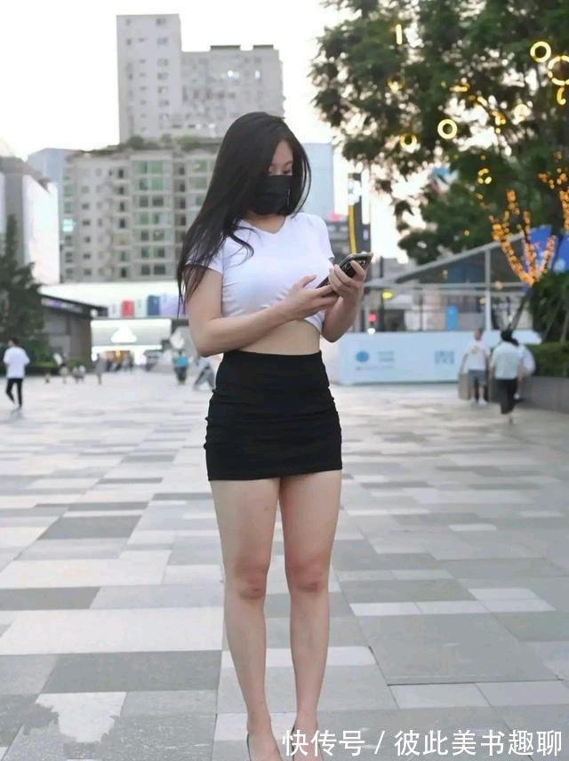 女人味|白色短款紧身短袖,搭配黑色包臀裙,经典的黑白配微胖身材也能穿