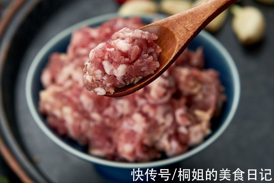 万能肉馅这样调制，多放2味料，鲜嫩多汁，饺子馄饨肉丸都适用
