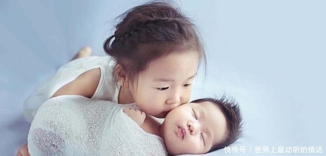 小两岁|亲姐弟相差2岁,一言不合姐弟“大打出手”,网友:打弟弟要趁早