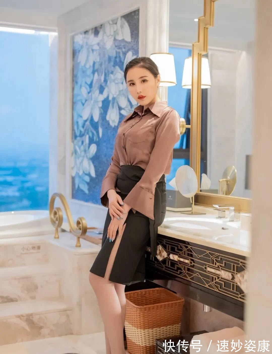 女主|富丽堂皇的房子,适合一款棕色衬衣搭配黑色包臀裙的装扮!