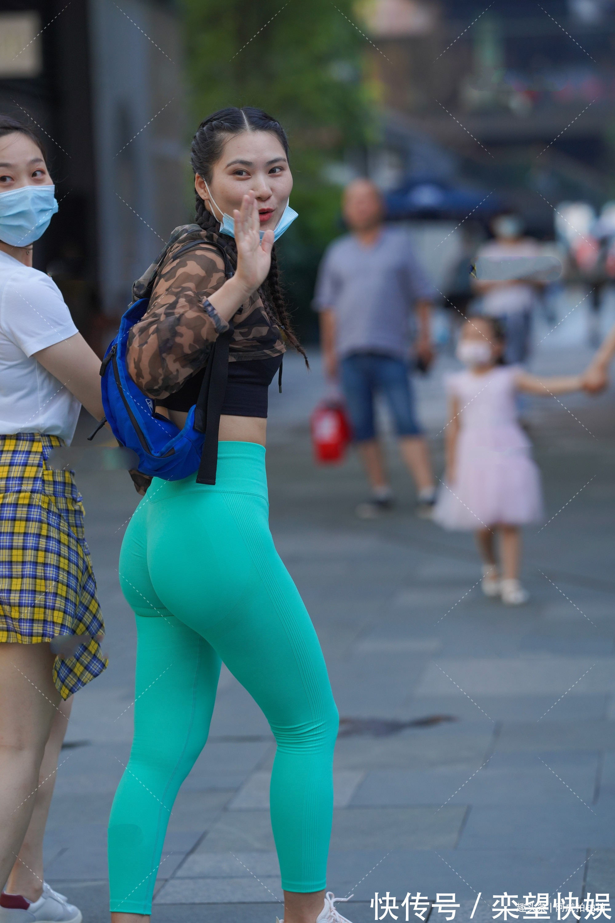 搭配 迷彩短款卫衣搭配湖蓝色紧身运动裤,气质出众,引领时尚潮流