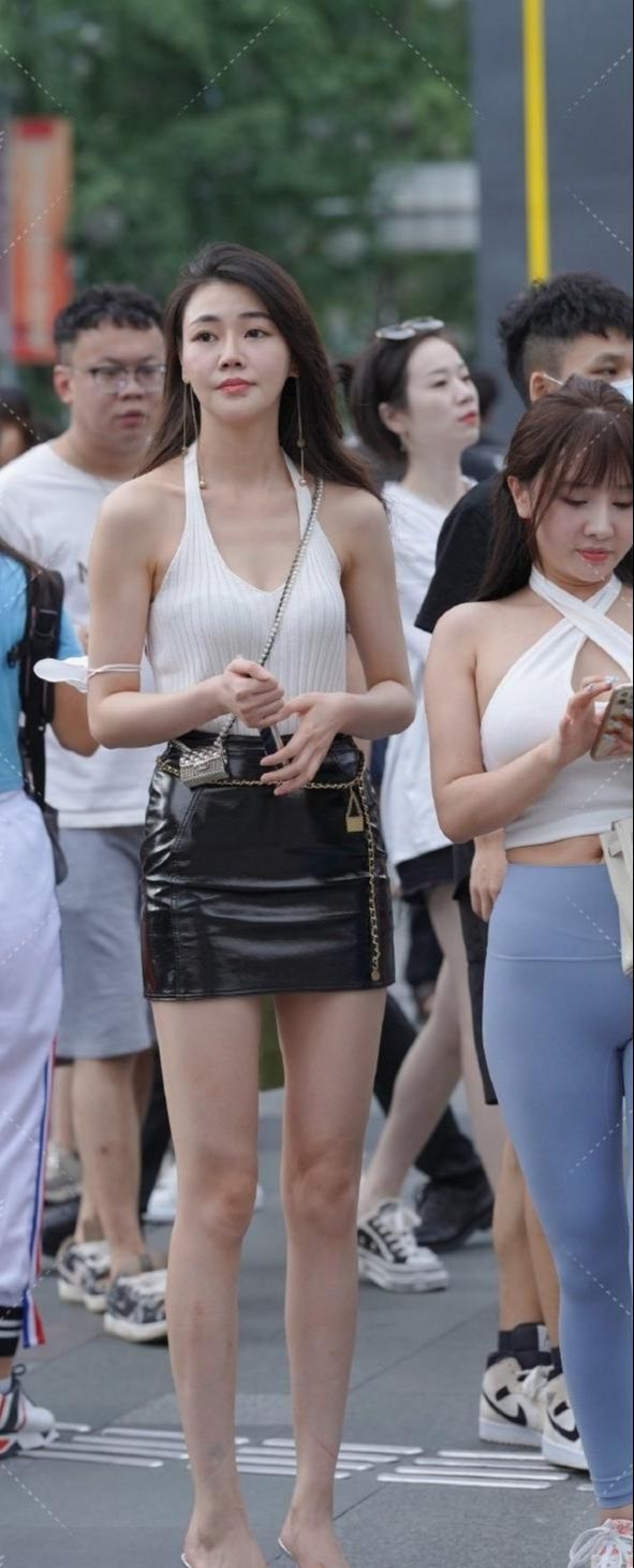 牛仔短裙|牛仔短裙时尚范十足，搭配白色上衣很是时尚，秀出性感迷人的身材