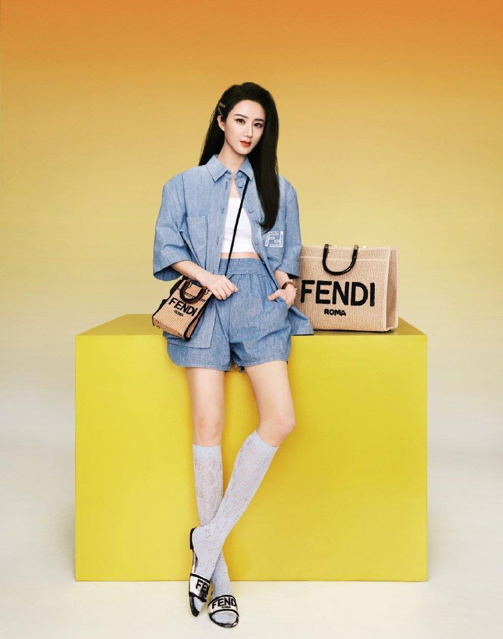 少女心|薇娅带娃逛游乐场,穿粉衣扎麻花辫真俏皮,“女王”也有少女心