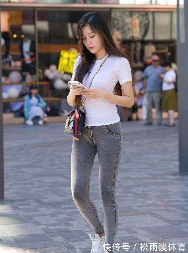 肩带 牛仔打底裤搭配白色上衣,拉长了腰线,散发出不同的韵味