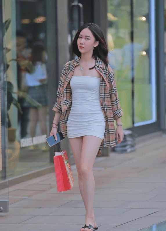 时髦妹子不好好上课,偏偏要逃课去逛街