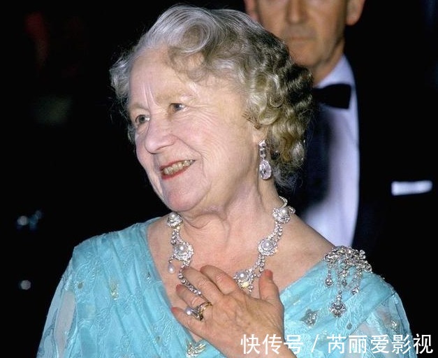情人|卡米拉的蛇形项链：20年前做情人时查尔斯送的，蛇蝎气质一目了然