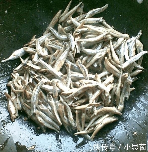 鱼仔干|大热天的, 我炒了这个菜, 香极了, 下饭也下酒, 老公一人吃了一锅米饭