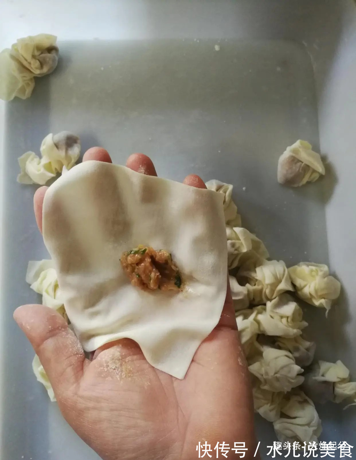 馄饨店主教你小馄饨的正确包法,简单易学,下锅煮后抱团不散
