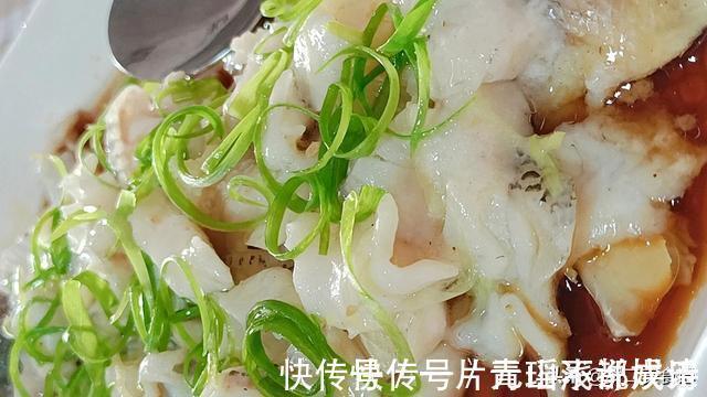 鲈鱼这样做太好吃了，肉香嫩滑，吃了几十年都没吃够，太解馋了