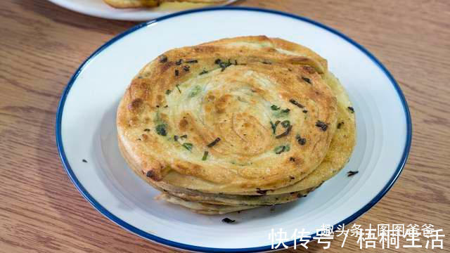 搅拌均匀|早餐别吃包子馒头了，1块钱饺子皮，5种巧用，美味解馋，孩子最爱