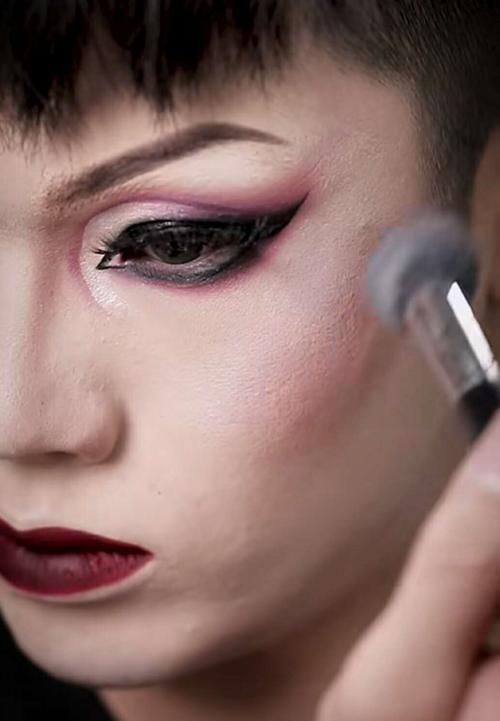 小伙子仿妆灰姑娘继母,开始化妆方法真是新鲜,最后真有两把刷子