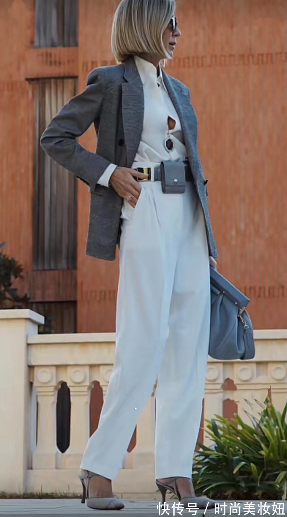 浅色系|女人无论多大年纪,穿衣都要精致高级,看50岁的她气质出众