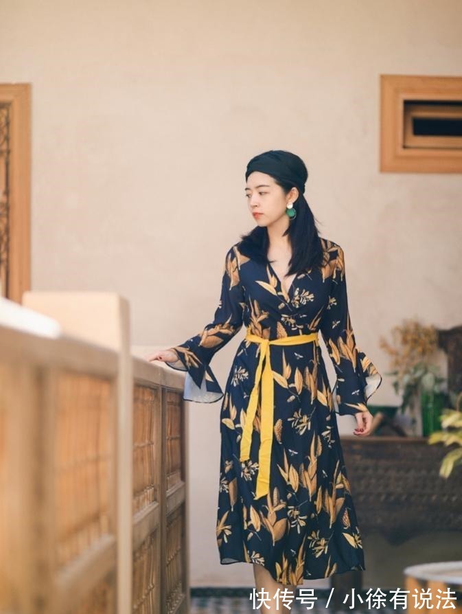 碎花裙 伞裙已经过时了,今夏流行三木穿得“碎花裙”,青春时尚还减龄