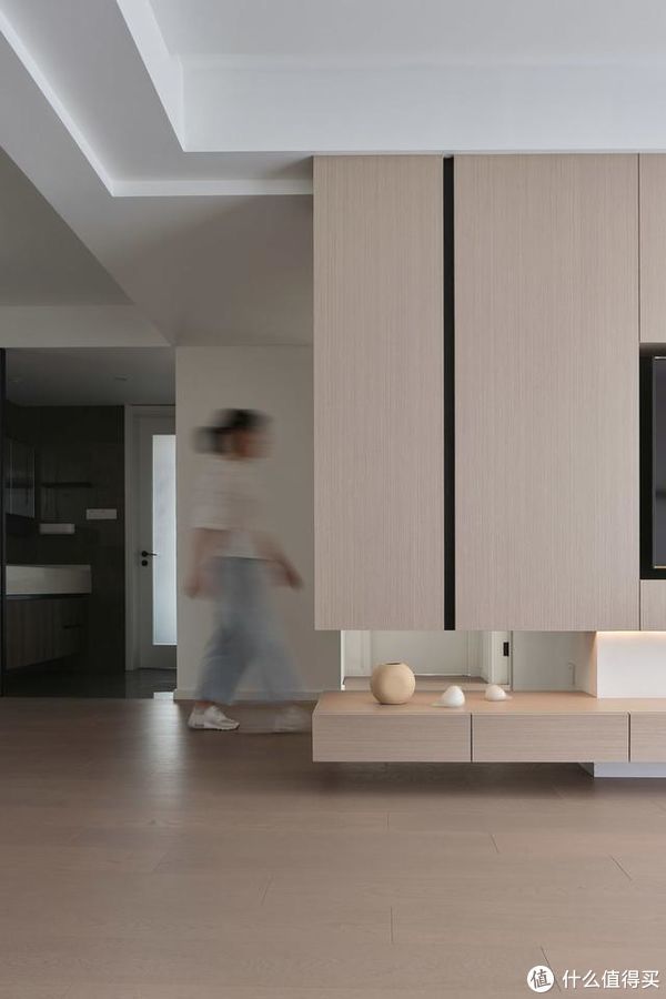 背景墙|南京夫妻129㎡的家,坚持全屋打满柜子,效果不是一般的大气实用