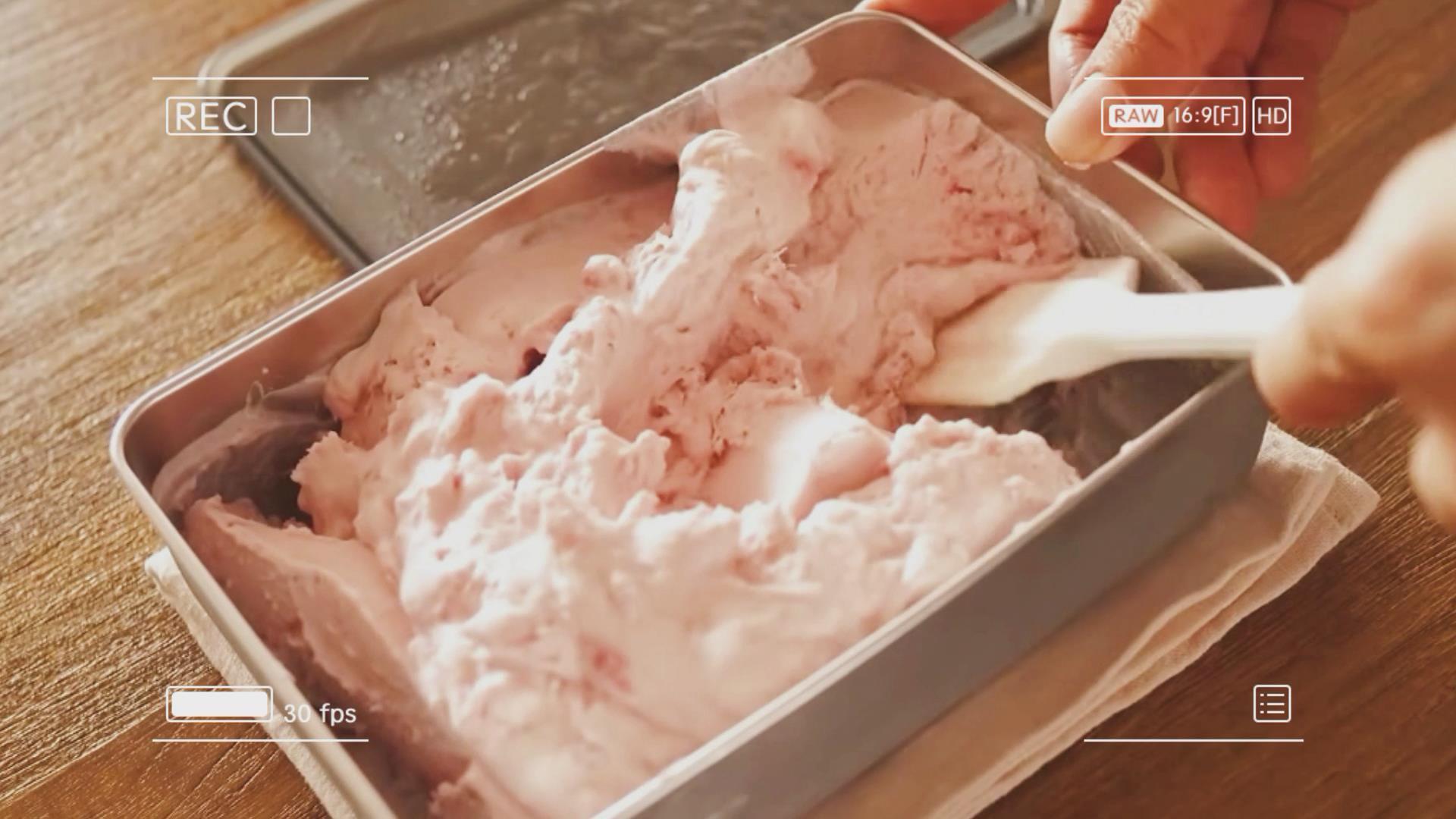 草莓冰淇淋,清甜无添加,营养美味,好吃到停不下来