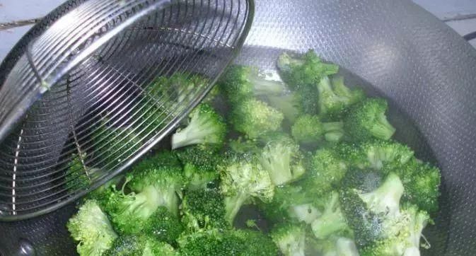 不焯水不能吃的四种蔬菜, 很多人不懂, 吃了肠胃不适