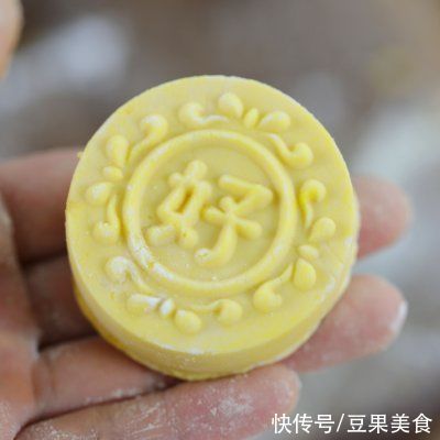 咸蛋黄碎|#我的养生日常-远离秋燥# ?南瓜椰蓉咸蛋黄月饼?