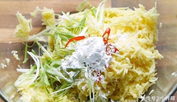 早餐|土豆丝不要炒菜啦,一搅一拌做成早餐饼,焦香酥脆,5分钟出锅