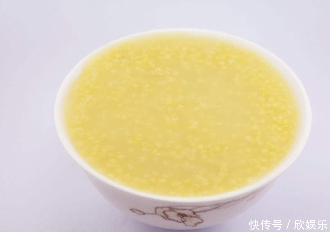 熬小米粥时,直接加水熬就错了,多加一步,更容易出油,又香又浓