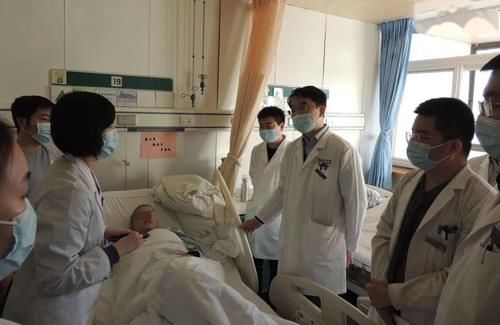  18个小时，四位不同科室医师接连上台主刀，只为一名29岁患者|巨大脊柱恶性肿瘤完整切除 | 患者