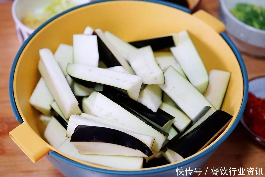 鱼香茄子|护肝清热又健脾,鱼香茄子煲,一份能下3碗饭,熬夜的人要多吃!