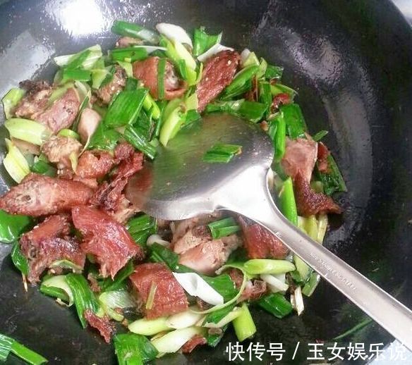干辣椒|30年厨师长:炒腊肉时,多加一步,不然又硬又柴很难吃