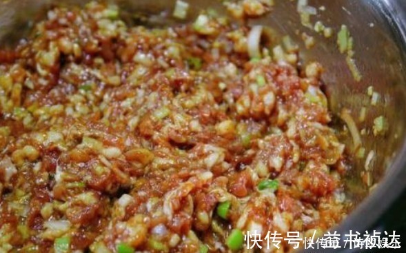 放油|调饺子馅,先放盐还是先放油记住顺序,饺子饱满多汁,鲜嫩可口