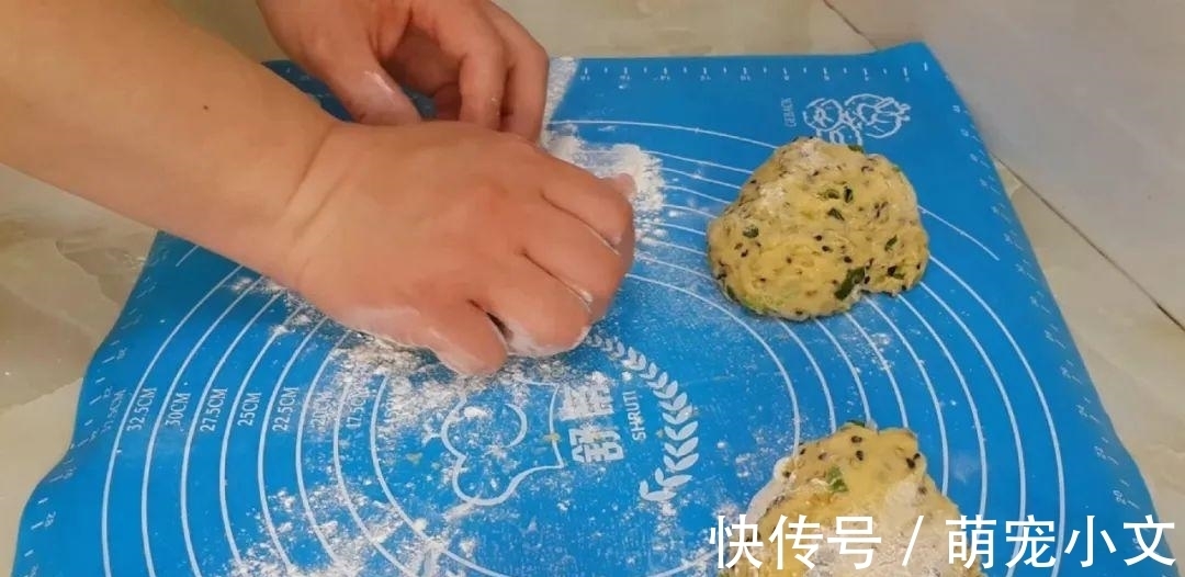 芝麻鸡蛋这样做，撒1把葱花，比鸡蛋饼都好吃，出锅孩子抢着吃