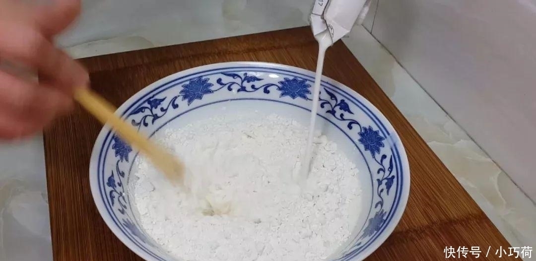 1斤韭菜, 2个鸡蛋, 不用一滴水, 比韭菜盒子都好吃, 放凉都不会硬