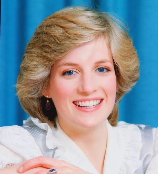 蓝宝石!戴安娜婚戒平淡无奇,卡米拉婚戒是无价之宝,查尔斯送礼太偏心了