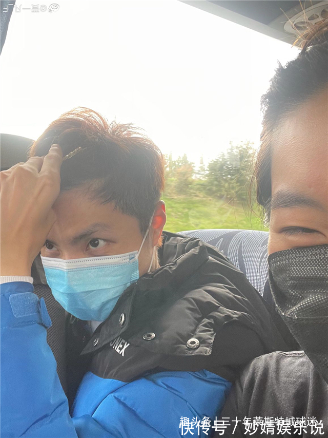 国羽|恋爱的味道!石宇奇骑抱贾一凡被夸身材好,戴她发卡又把小贾逗乐