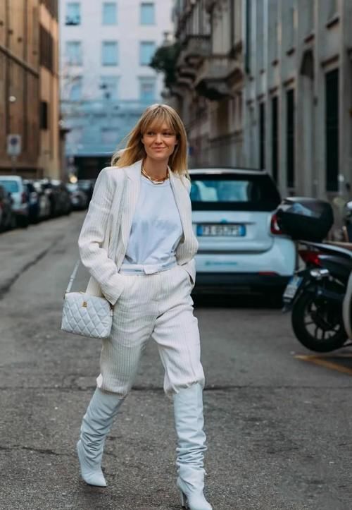 靴子+运动裤=2021最潮穿法，不管年龄多大，配这3种外套穿