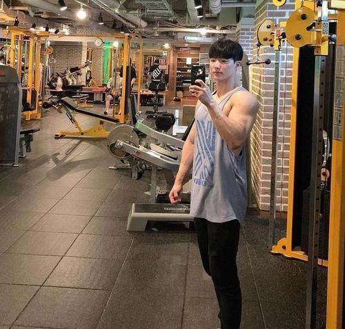 肌肉|肌肉男模长得好有型，胸肌和臂肌很精壮，腹肌和人鱼线如刀刻