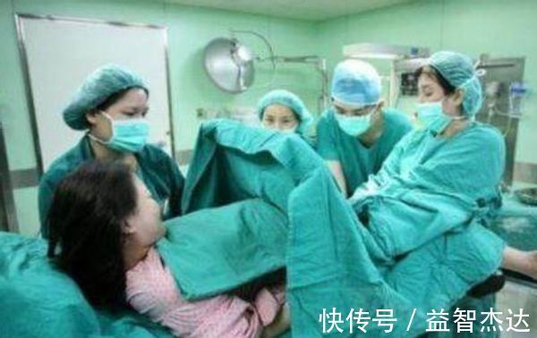 顺产|卡戴珊直播“硬核生娃”,自己动手拽出宝宝,网友:像是在拔萝卜