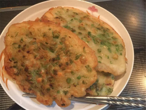 制作“葱油饼”的关键不是揉面，是加入它，香味四溢口水停不下来