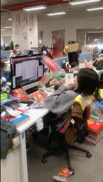 |搞笑GIF段子:这是在东北开演唱会吗,穿的这么厚?