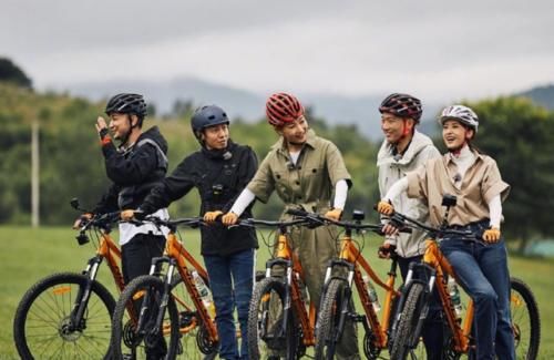  boys|央视主持人团建，“央视boys”三缺一，康辉坐C位小撒最特别