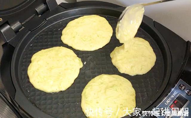 早餐饼|夏天，我家丝瓜从不炒着吃，加1勺面粉2个鸡蛋，出锅比肉还受欢迎