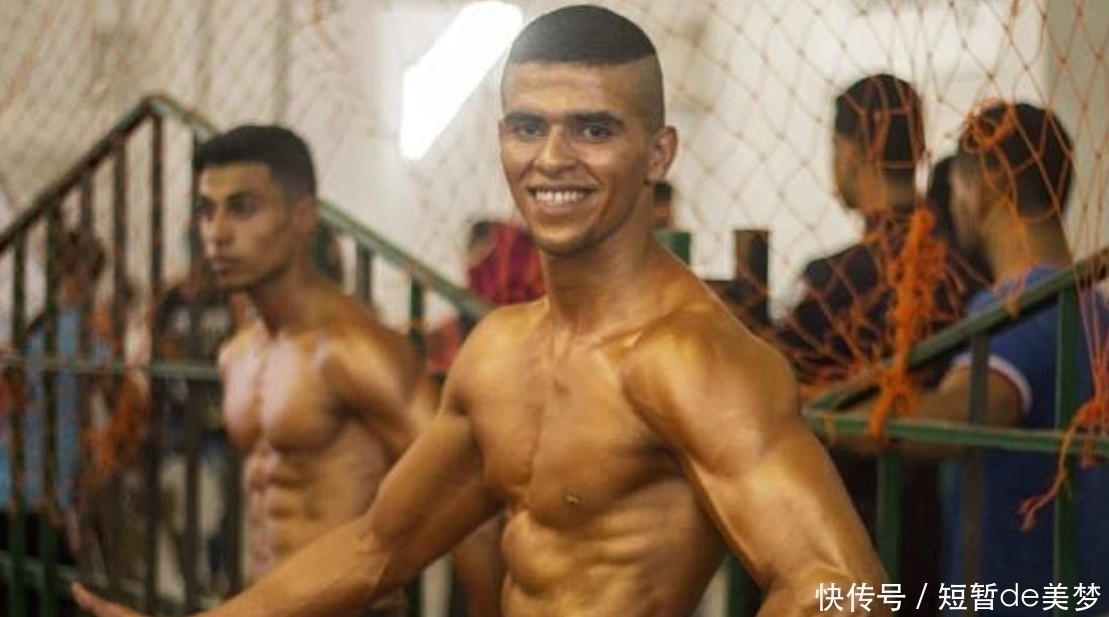 深蹲|健身1年的人和当兵2年的人，身体和肌肉都有什么差别