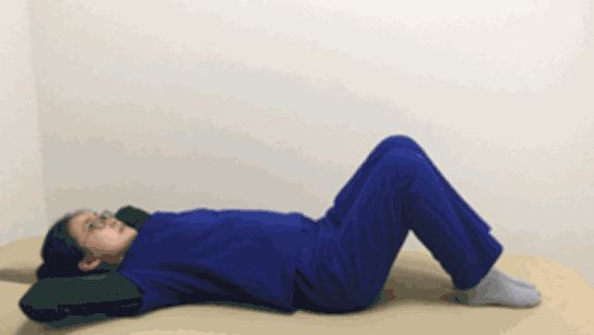 董卿连续录节目15小时，累到拼命揉腰，打工人都逃不过“腰痛定律”