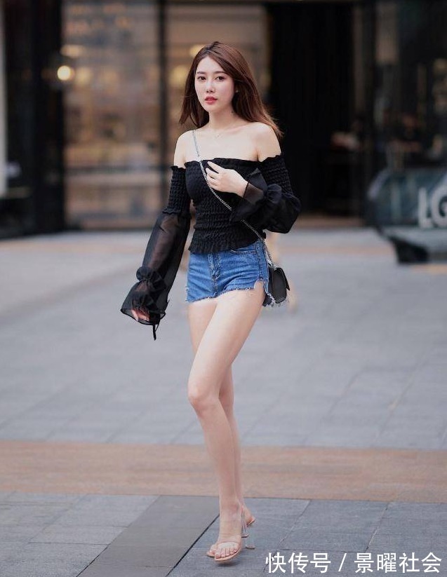 性感|美女街拍:身材高挑的小姐姐,休闲穿搭黑色抹胸T恤,尽显时尚又迷人