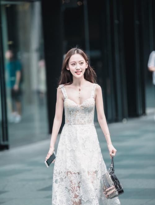 美女|街拍美女一袭时尚蕾丝吊带裙,美得如仙女一般