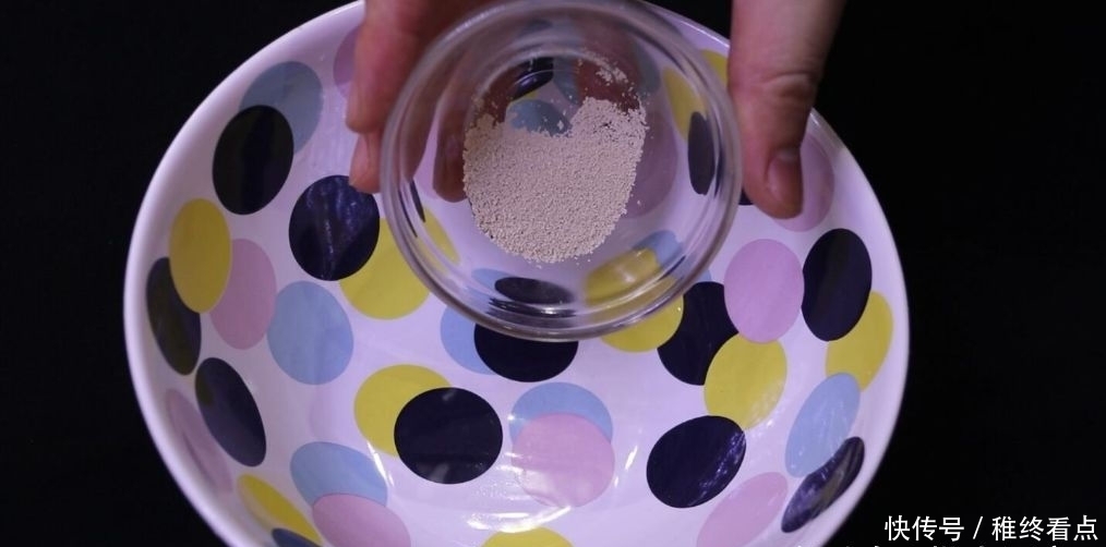 这是椒盐酥饼的做法,咸香可口,外皮超酥,轻轻一碰就掉渣