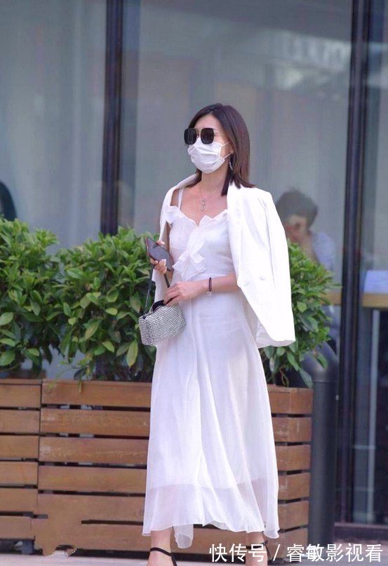 前卫 美女穿搭:白色吊带纱质长裙,色彩明亮,打造不一样的自己!
