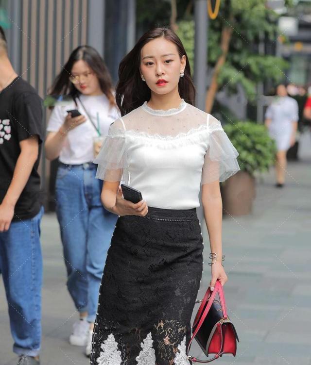 花边裙|白纱上衣配黑色花边裙,时尚又高雅,美丽十足