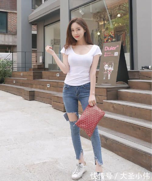 小姐姐|美女街拍:紧身牛仔裤,可以很好的勾勒出腿部的优美曲线,女人味十足