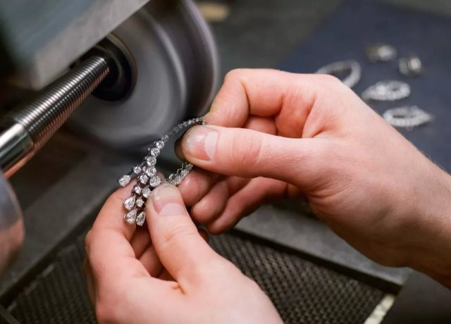 graff@GRAFF瑰丽珠宝的诞生过程揭秘双梨形和圆形钻石耳环