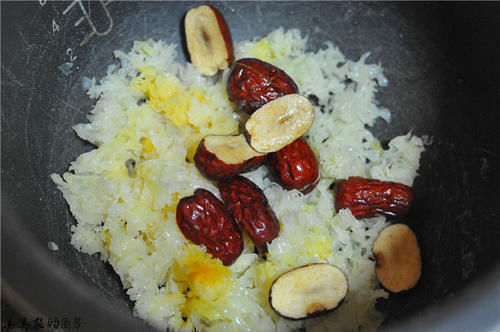 皱纹|银耳和“它”一起煮，隔三差五吃一次，皮肤好皱纹少，还补气血！